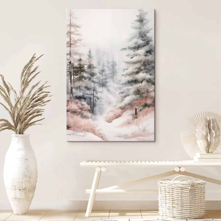  Schilderijen Hoge dennenbomen bedekt met sneeuw, staande in een mistig bos, een zacht, gedempt winters tafereel s46702