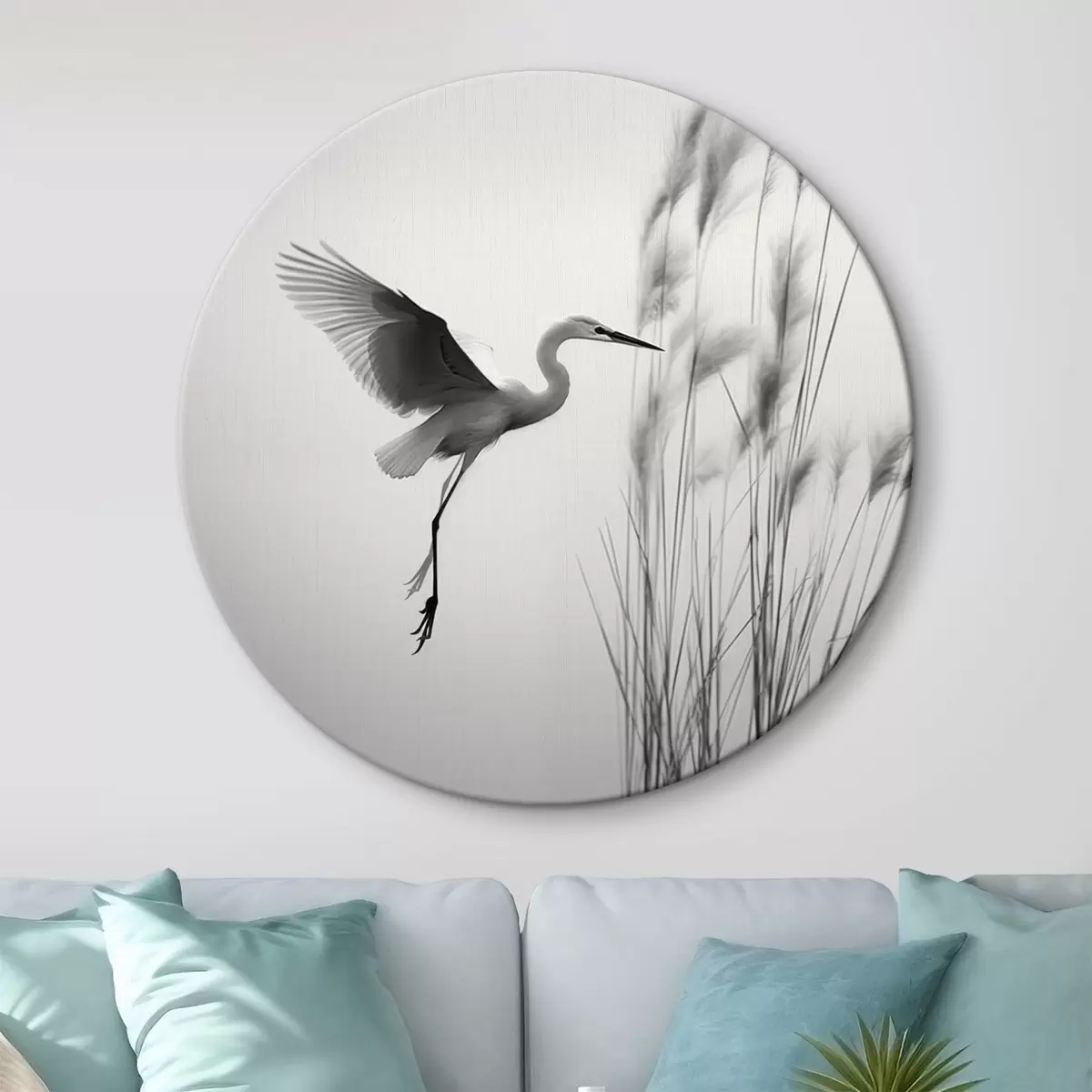 Ronde schilderijen Een witte reiger met gespreide vleugels, vliegend in de buurt van hoog riet, zwart-witte minimalistische compositie r46693