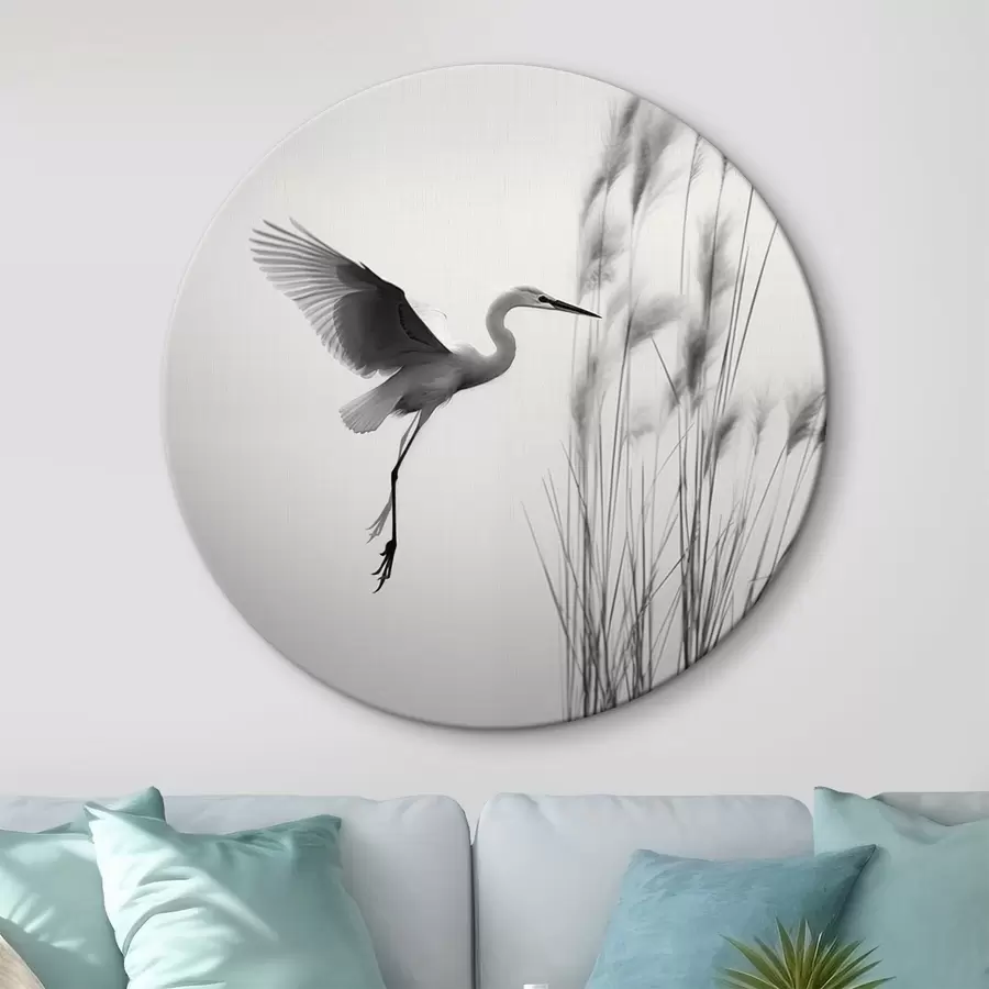  Schilderijen Een witte reiger met gespreide vleugels, vliegend in de buurt van hoog riet, zwart-witte minimalistische compositie r46693