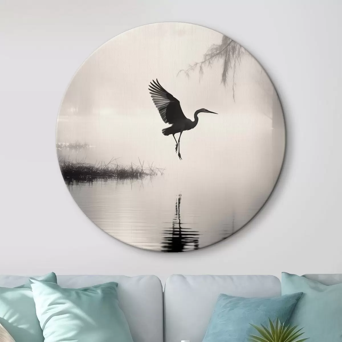 Ronde schilderijen Een witte reiger met gespreide vleugels, vliegend in de buurt van hoog riet, zwart-witte minimalistische compositie r46694