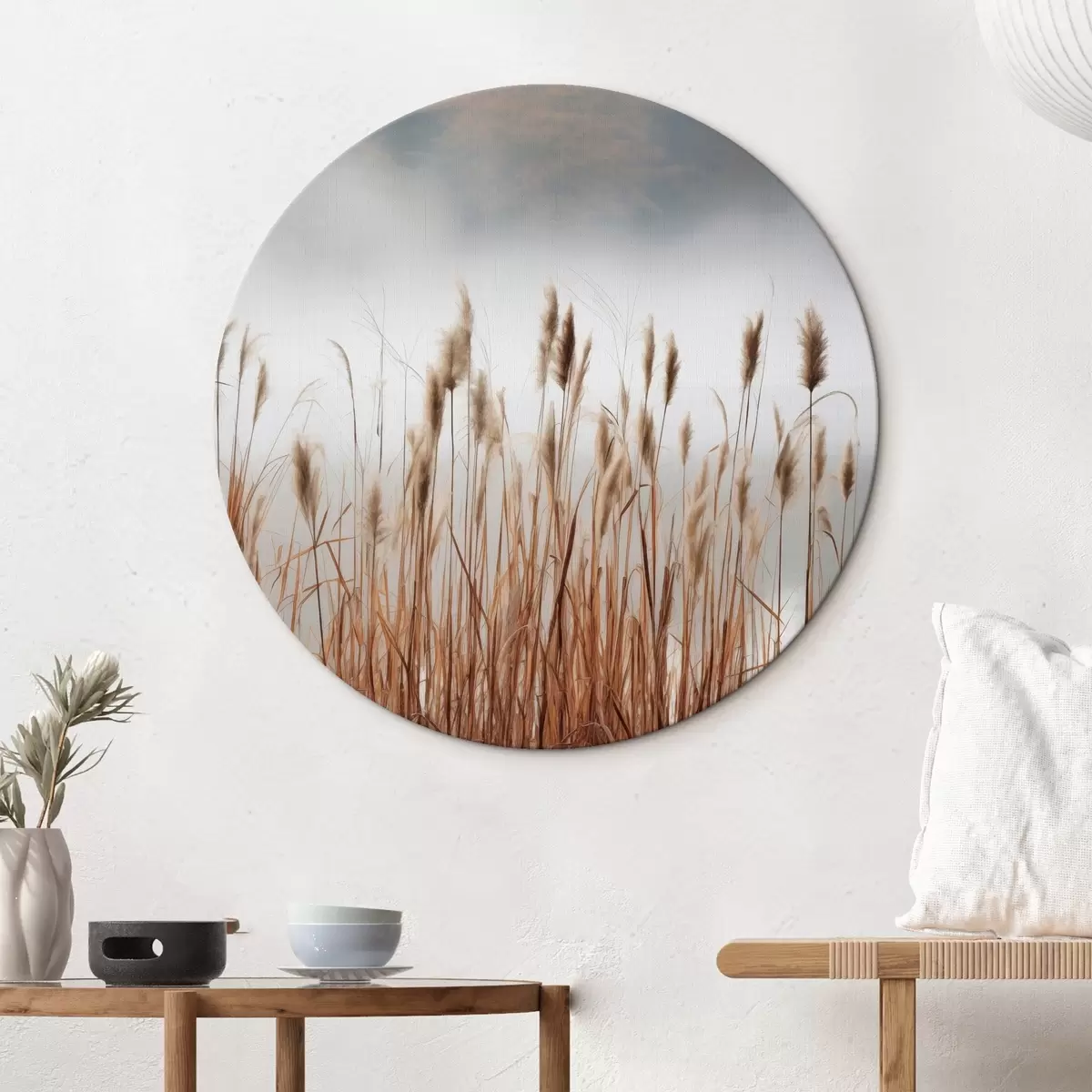 Ronde schilderijen Hoge rietstengels groeien in een watermassa, het water weerspiegelt het riet, mistige achtergrond, zacht licht, natuurtafereel r46696