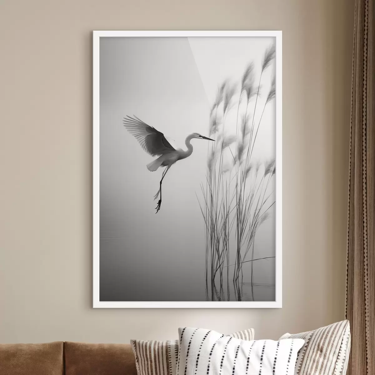 Poster Een witte reiger met gespreide vleugels, vliegend in de buurt van hoog riet, zwart-witte minimalistische compositie f46693