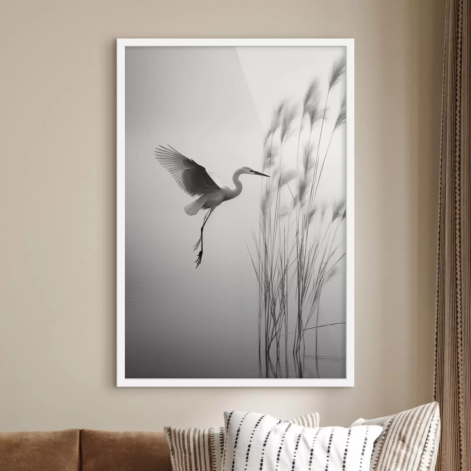 Fotobehang Een witte reiger met gespreide vleugels, vliegend in de buurt van hoog riet, zwart-witte minimalistische compositie f46693