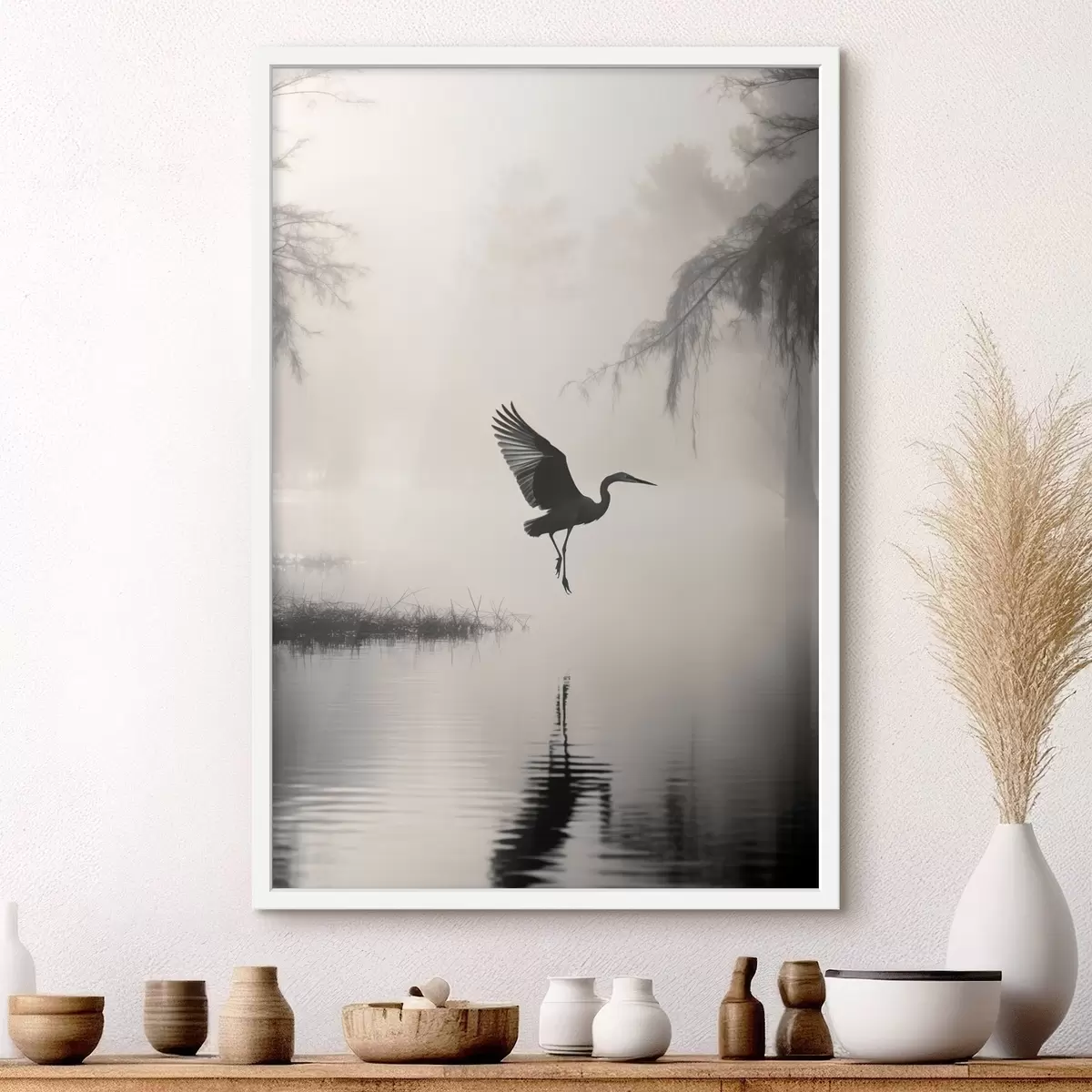 Poster Een witte reiger met gespreide vleugels, vliegend in de buurt van hoog riet, zwart-witte minimalistische compositie f46694