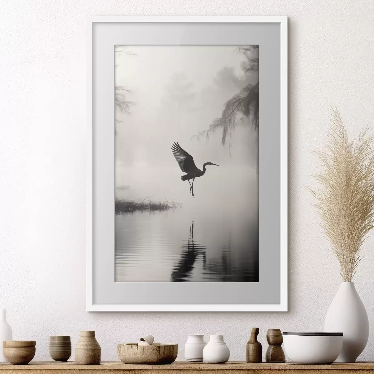 Poster Een witte reiger met gespreide vleugels, vliegend in de buurt van hoog riet, zwart-witte minimalistische compositie f46694