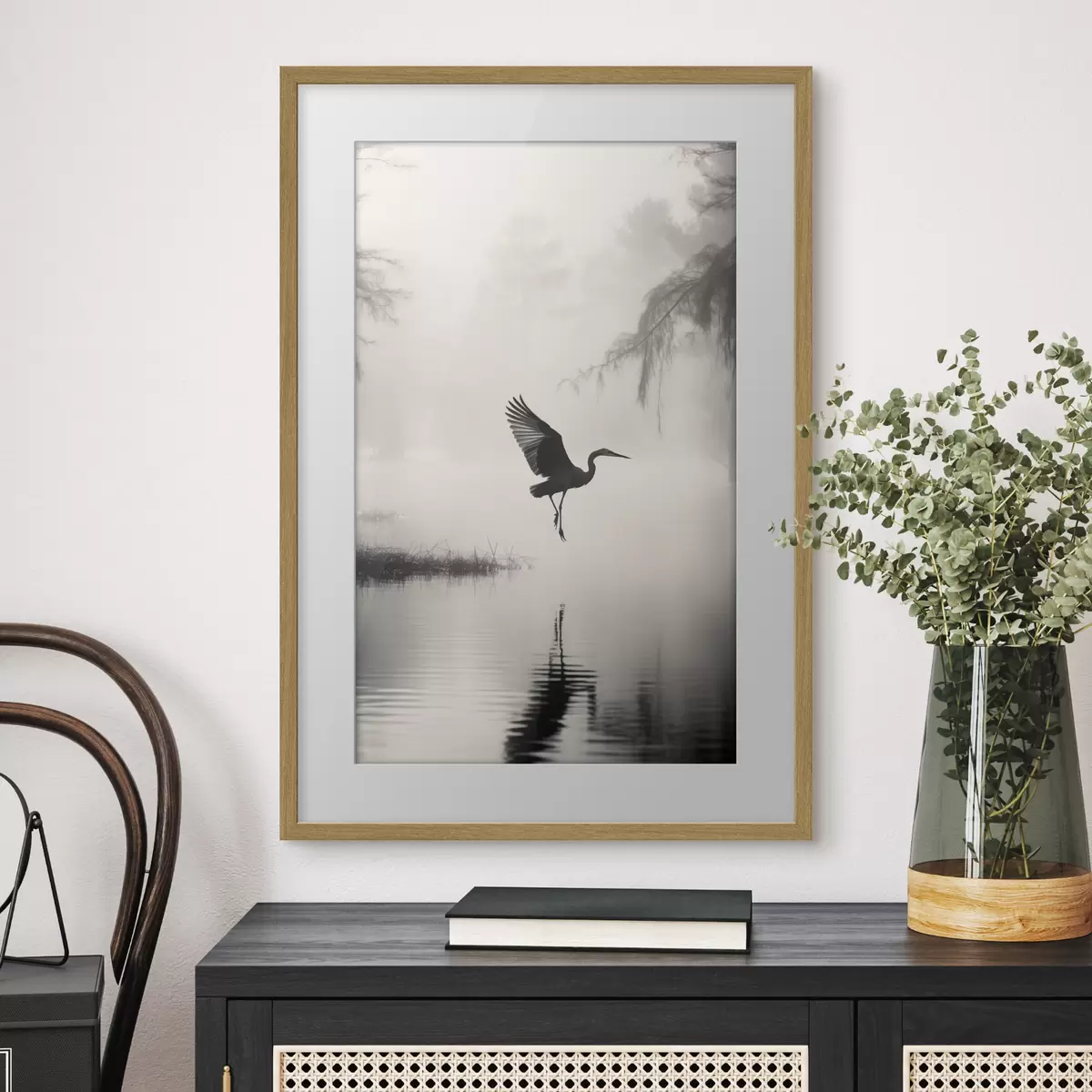 Poster Een witte reiger met gespreide vleugels, vliegend in de buurt van hoog riet, zwart-witte minimalistische compositie f46694