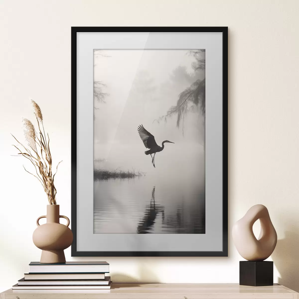 Poster Een witte reiger met gespreide vleugels, vliegend in de buurt van hoog riet, zwart-witte minimalistische compositie f46694