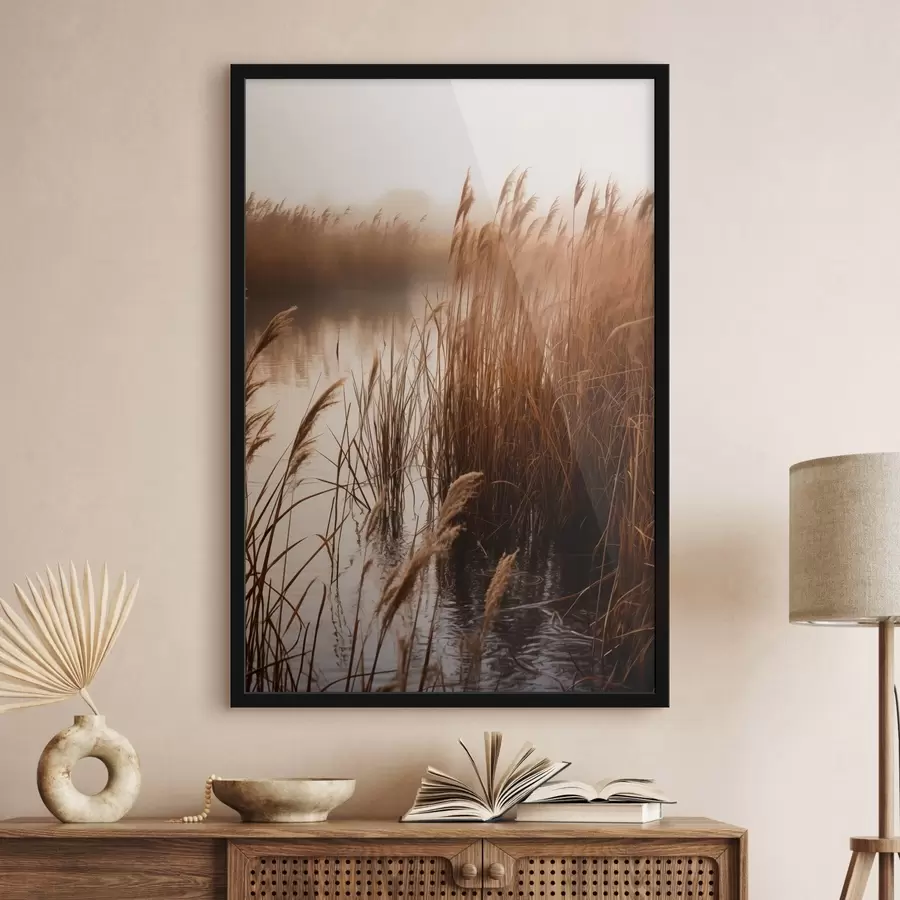 Fotobehang Hoge rietstengels groeien in een watermassa, het water weerspiegelt het riet, mistige achtergrond, zacht licht, natuurtafereel f46695
