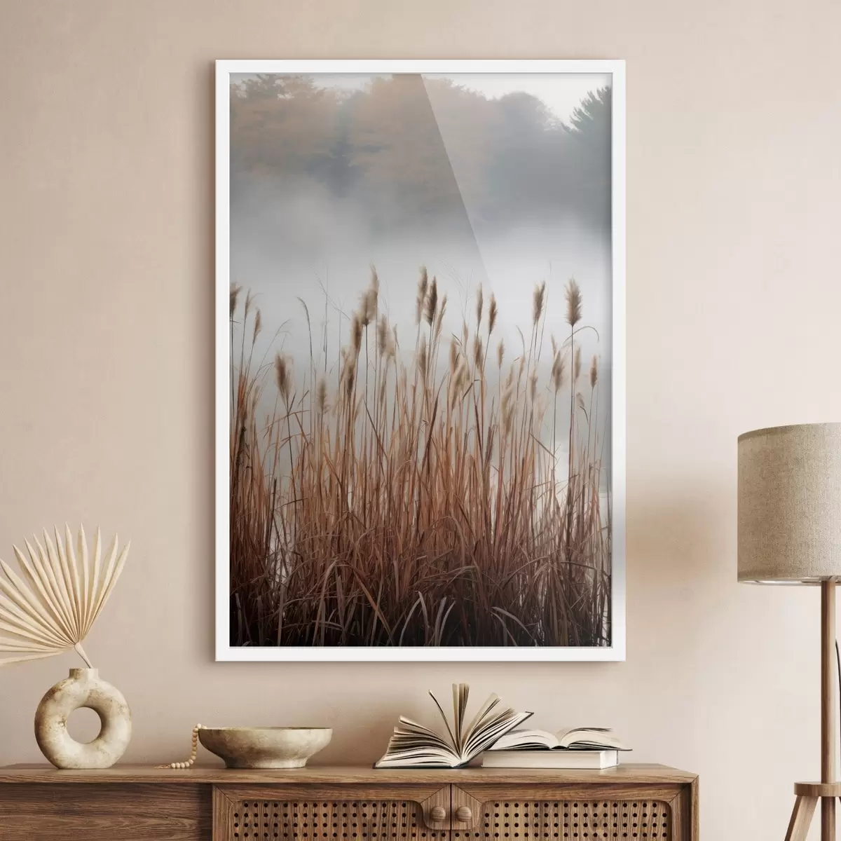 Poster Hoge rietstengels groeien in een watermassa, het water weerspiegelt het riet, mistige achtergrond, zacht licht, natuurtafereel f46696