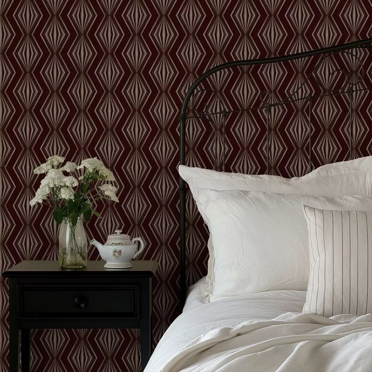 Behang Diamantvormig geometrisch patroon op een wijnbruine achtergrond a00925v1