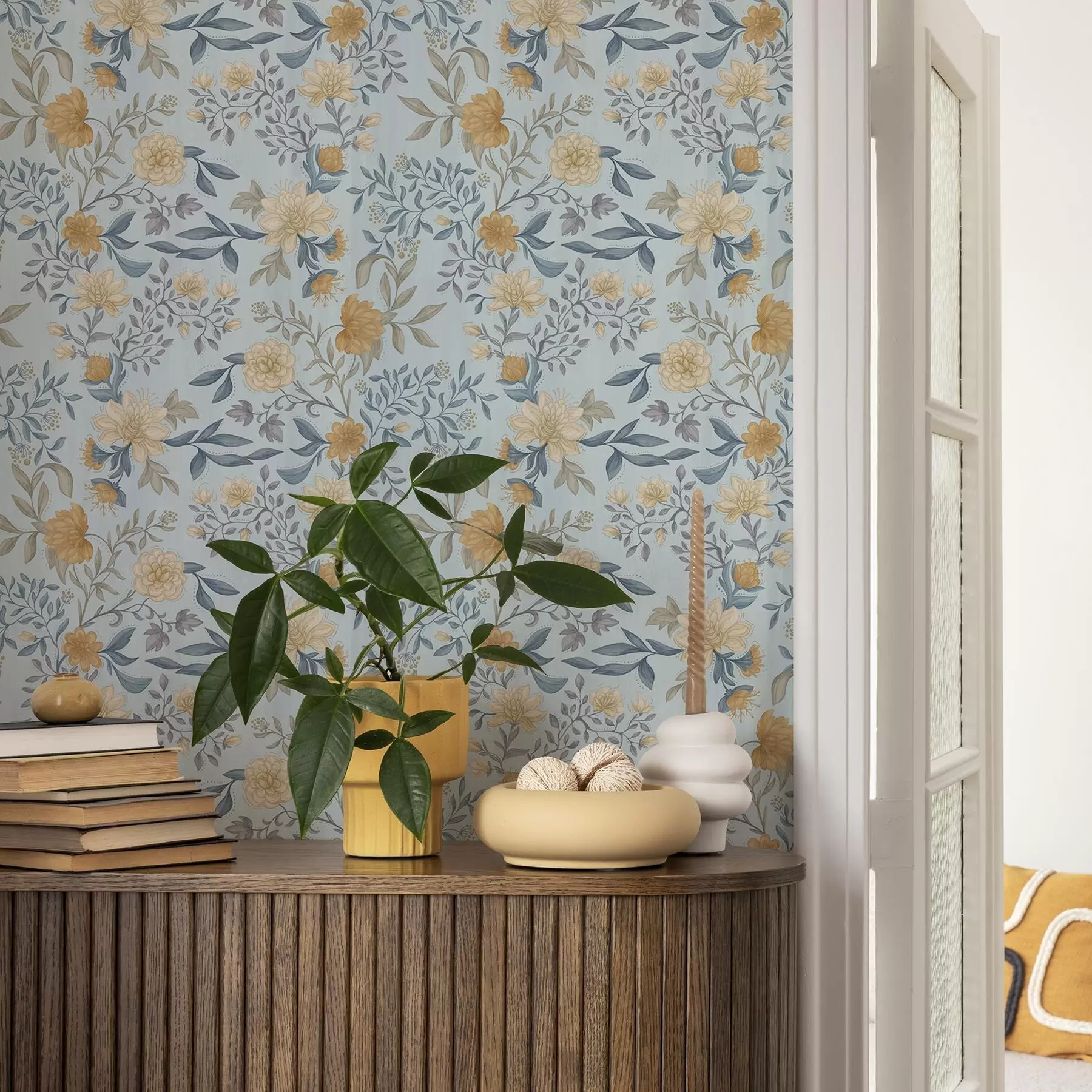 Fotobehang Gele en blauwe bloemen met bladeren op een hemelsblauwe achtergrond a00934