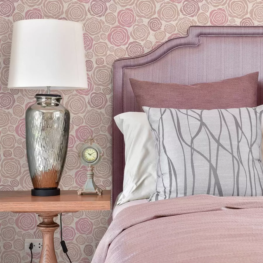 Fotobehang Spiraalvormige roze rozen en spatten op een lichte achtergrond a00955