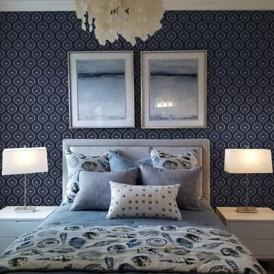 Fotobehang Contrasterende druppelmotieven met een bloem op een donkerblauwe achtergrond a00977v1