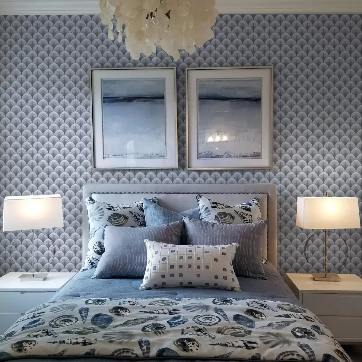 Behang Blauwe waaierbogen met stralen op een lichtblauwe achtergrond a00978v1