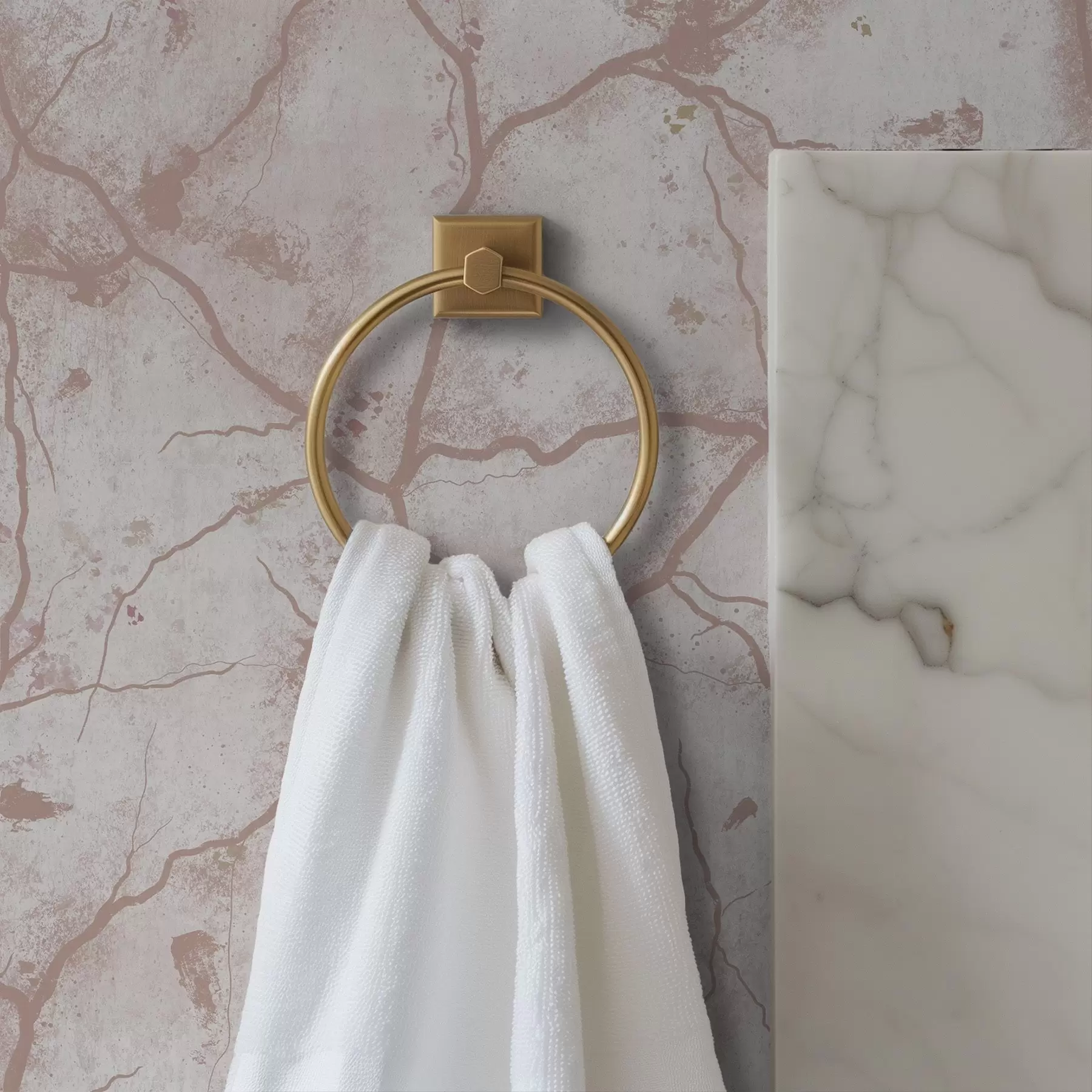 Fotobehang Licht beton met een kantwerk van roze scheurtjes en vlekjes a00987