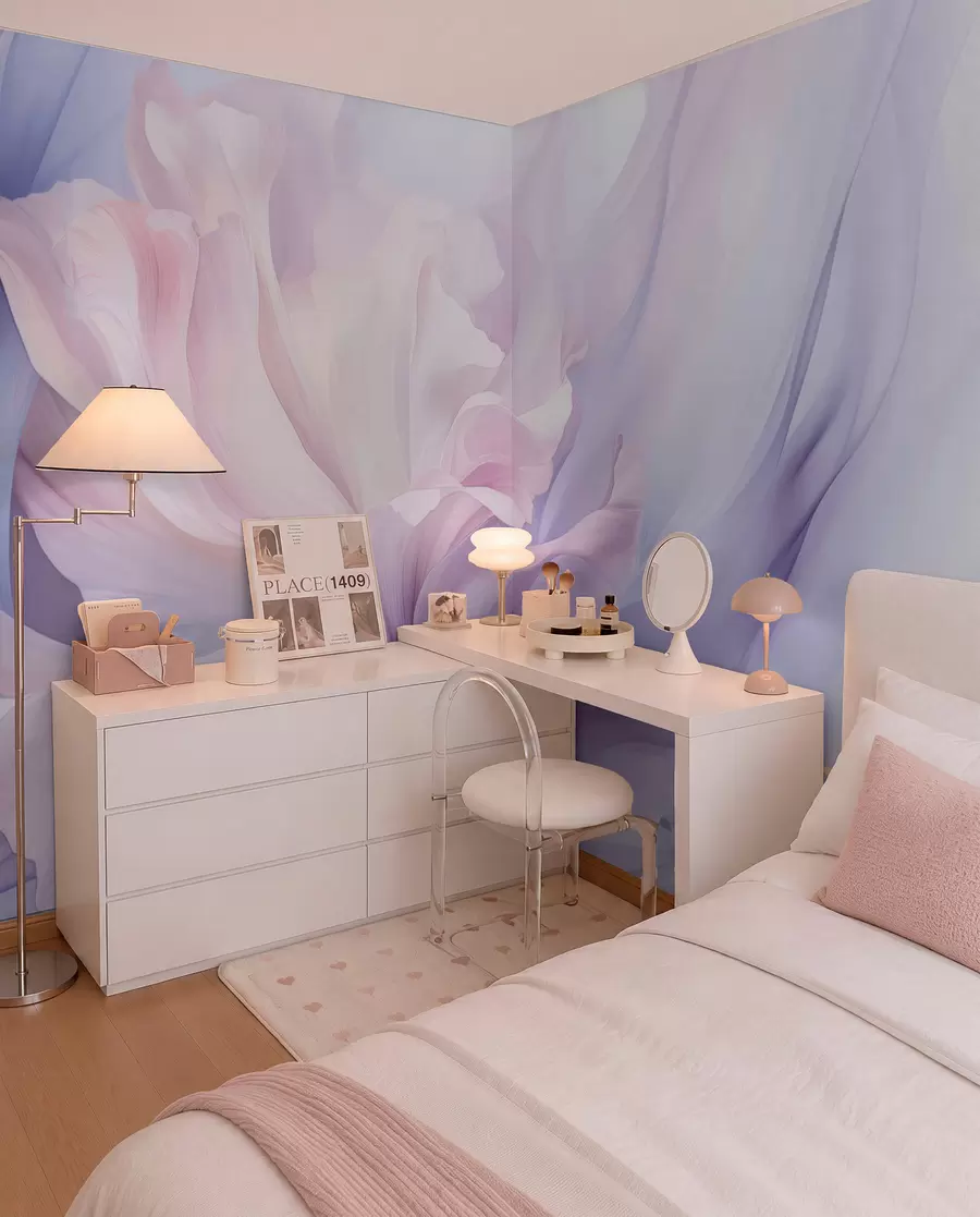 Fotobehang Zachte bloemblaadjesnevel: een luchtige bloem in een pastel-lila mist w09517