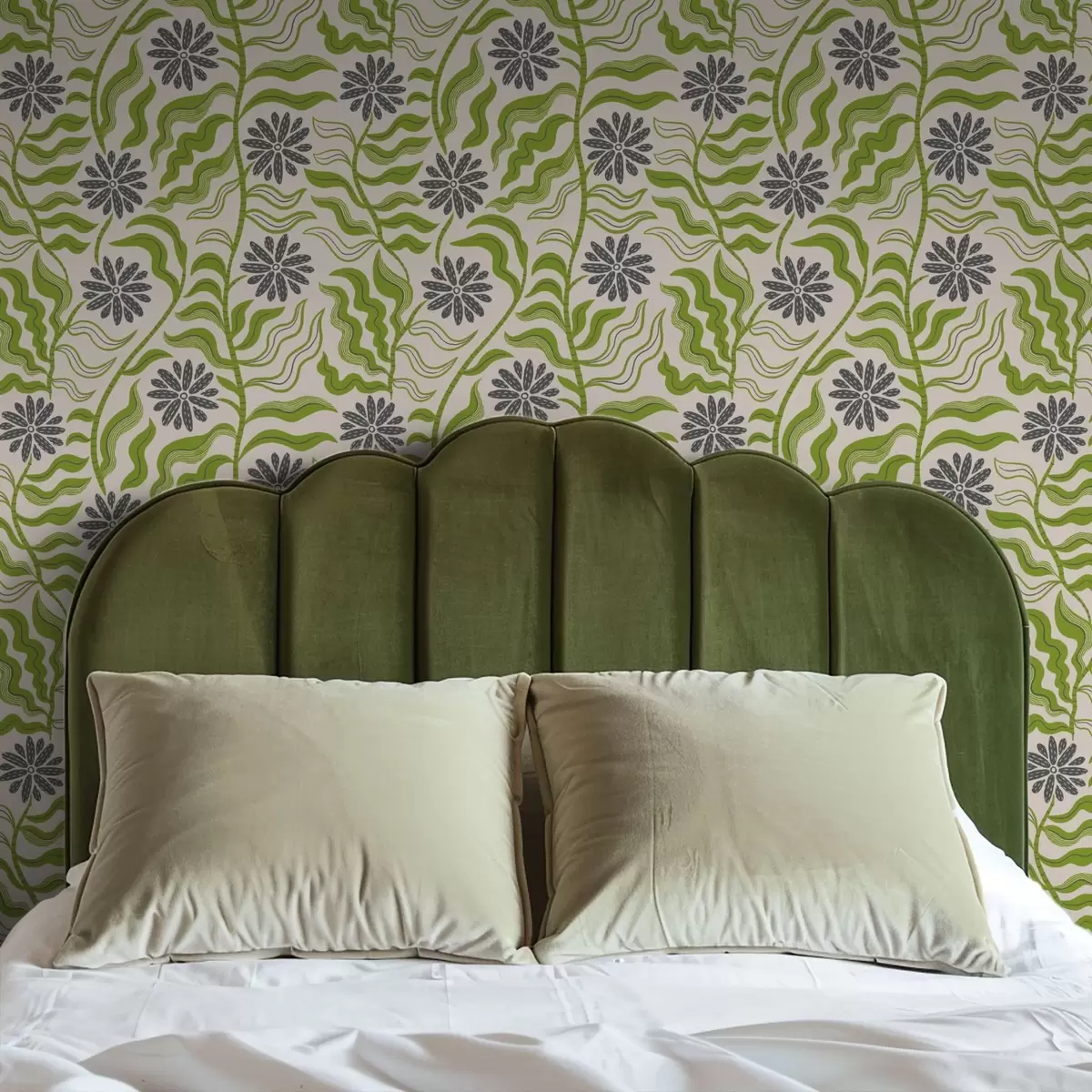 Behang Speelse groene madeliefjes met golvende bladeren op een crèmekleurige achtergrond a00998