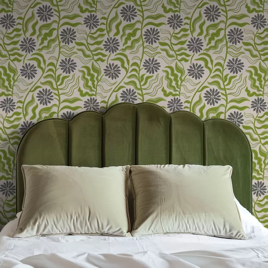 Fotobehang Speelse groene madeliefjes met golvende bladeren op een crèmekleurige achtergrond a00998