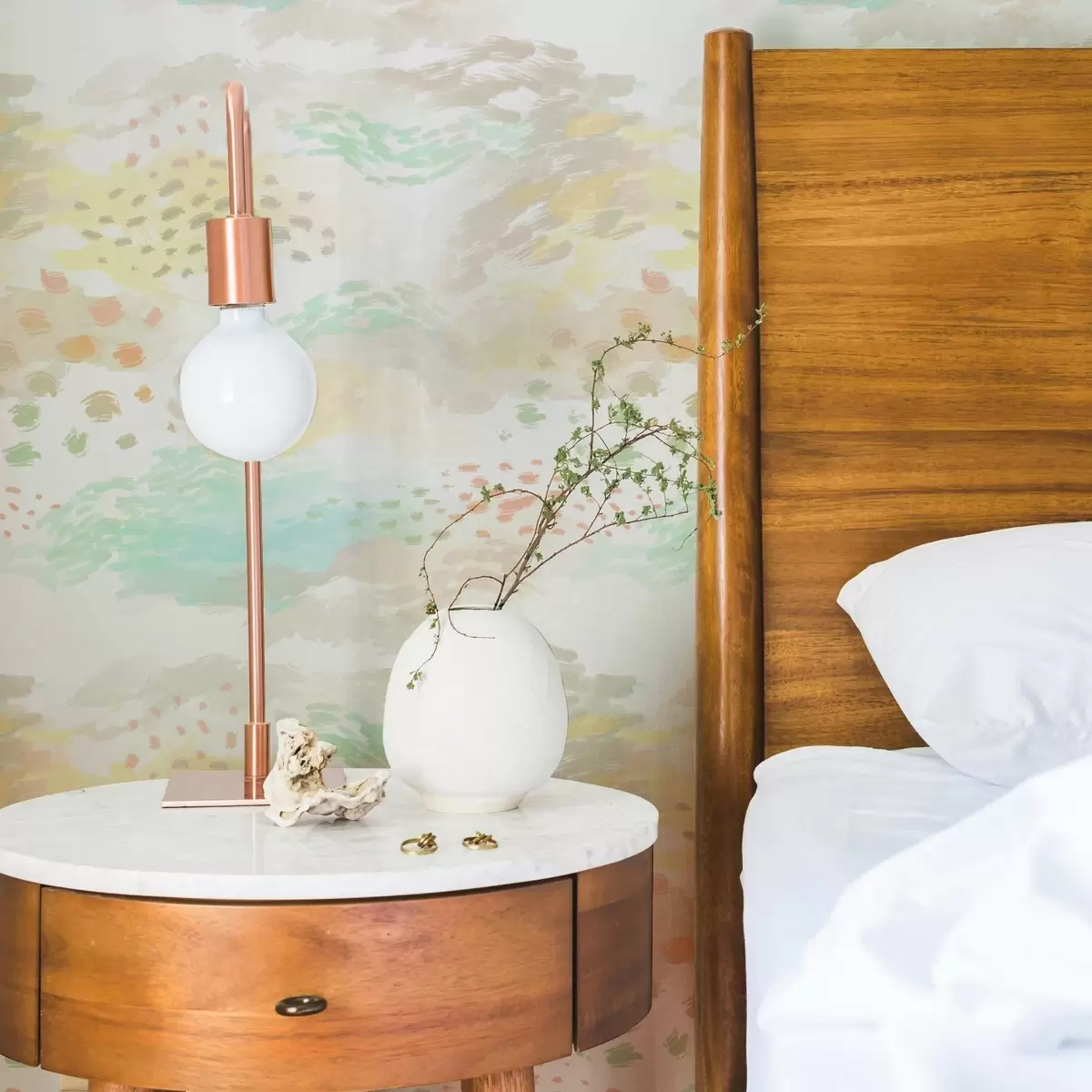 Behang Lichte pastelkleurige penseelstreken op een bijna witte achtergrond a00999