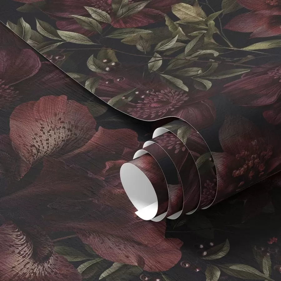 Fotobehang Rijke bordeauxrode bloemen op een donkere achtergrond a01032