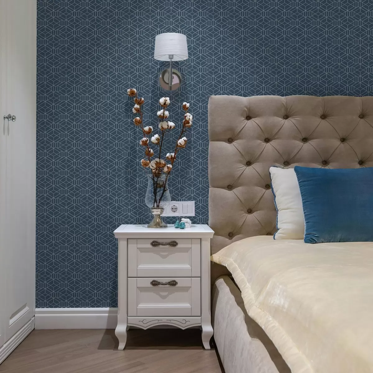 Behang Blauwe achtergrond met witte lineaire kubussen in een raster a01067v1