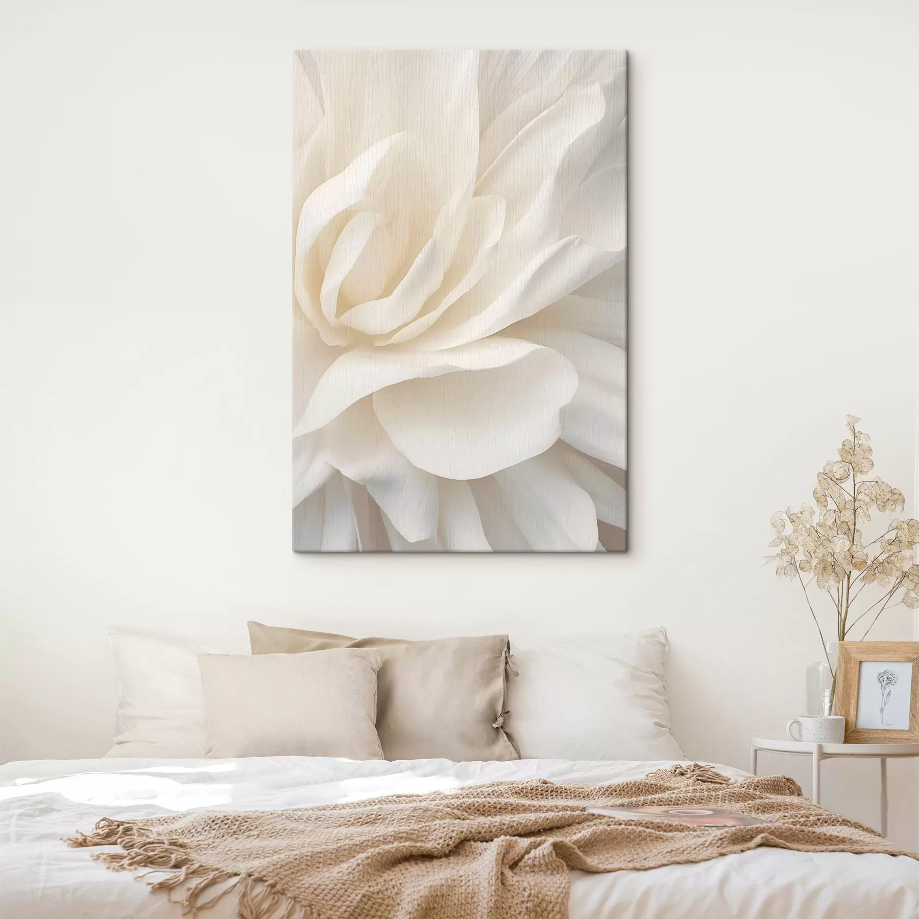  Schilderijen Abstracte witte bloem met delicate, gelaagde bloemblaadjes, minimalistische kunst s47024