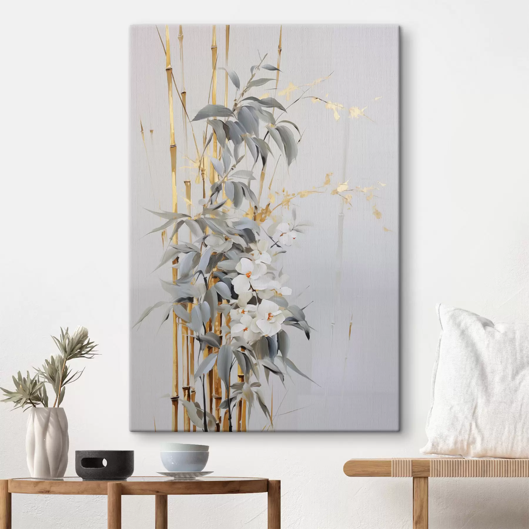 Fotobehang Abstracte bamboestengels met gele accenten, delicate witte bloemen en lichtgroene bladeren, grijze achtergrond s47038