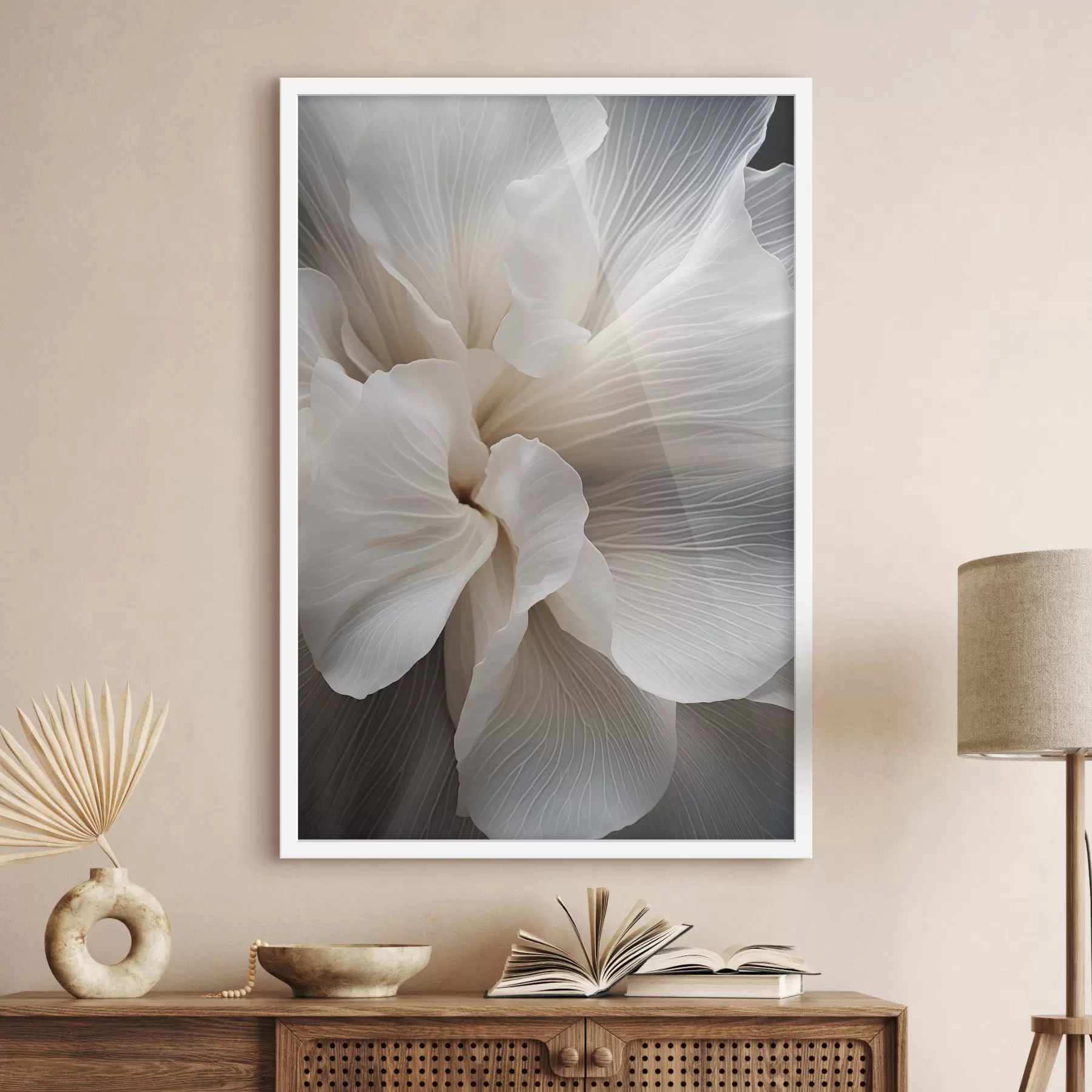 Fotobehang Close-up van delicate abstracte witte bloemblaadjes met ingewikkelde lijnen en een wazige donkere achtergrond f47018