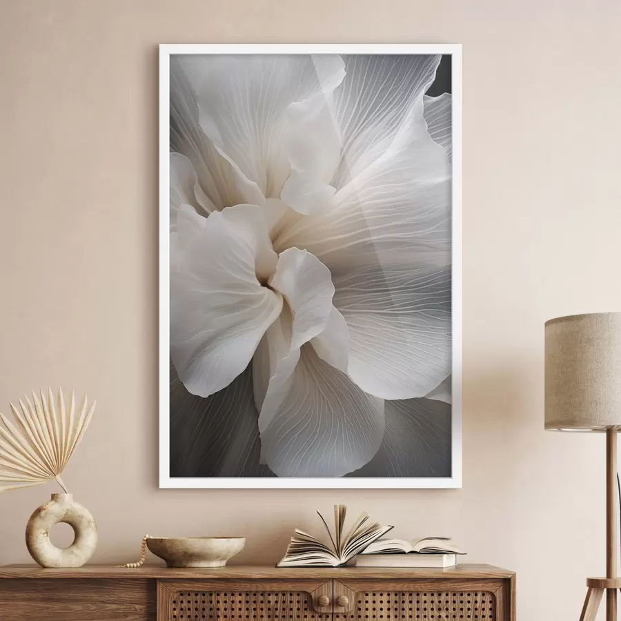 Fotobehang Close-up van delicate abstracte witte bloemblaadjes met ingewikkelde lijnen en een wazige donkere achtergrond f47018