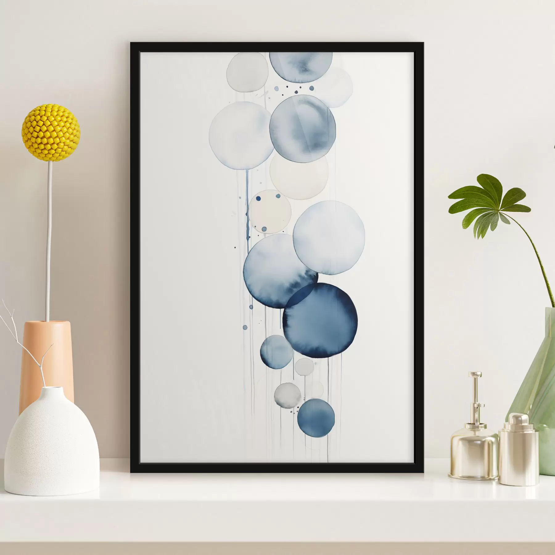 Fotobehang Abstracte blauwe en witte waterverfcirkels met verschillende afmetingen en textuur, tegen een witte achtergrond f47020