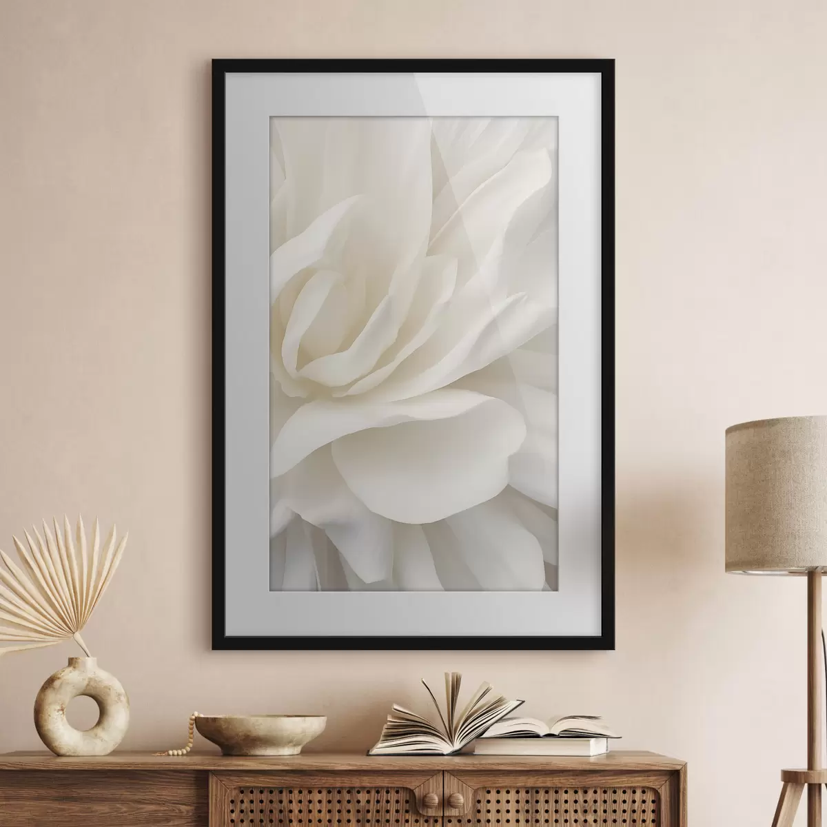 Poster Abstracte witte bloem met delicate, gelaagde bloemblaadjes, minimalistische kunst f47024