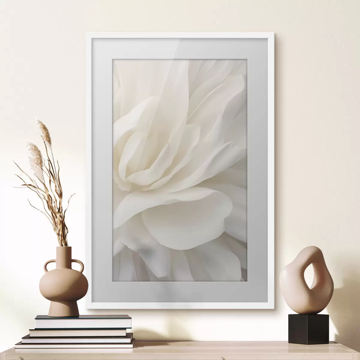 Poster Abstracte witte bloem met delicate, gelaagde bloemblaadjes, minimalistische kunst f47024