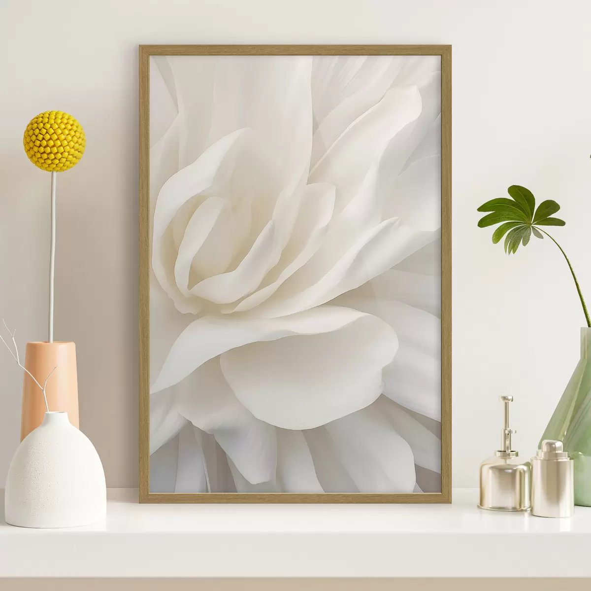 Poster Abstracte witte bloem met delicate, gelaagde bloemblaadjes, minimalistische kunst f47024