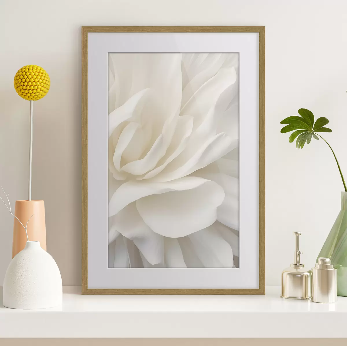 Poster Abstracte witte bloem met delicate, gelaagde bloemblaadjes, minimalistische kunst f47024