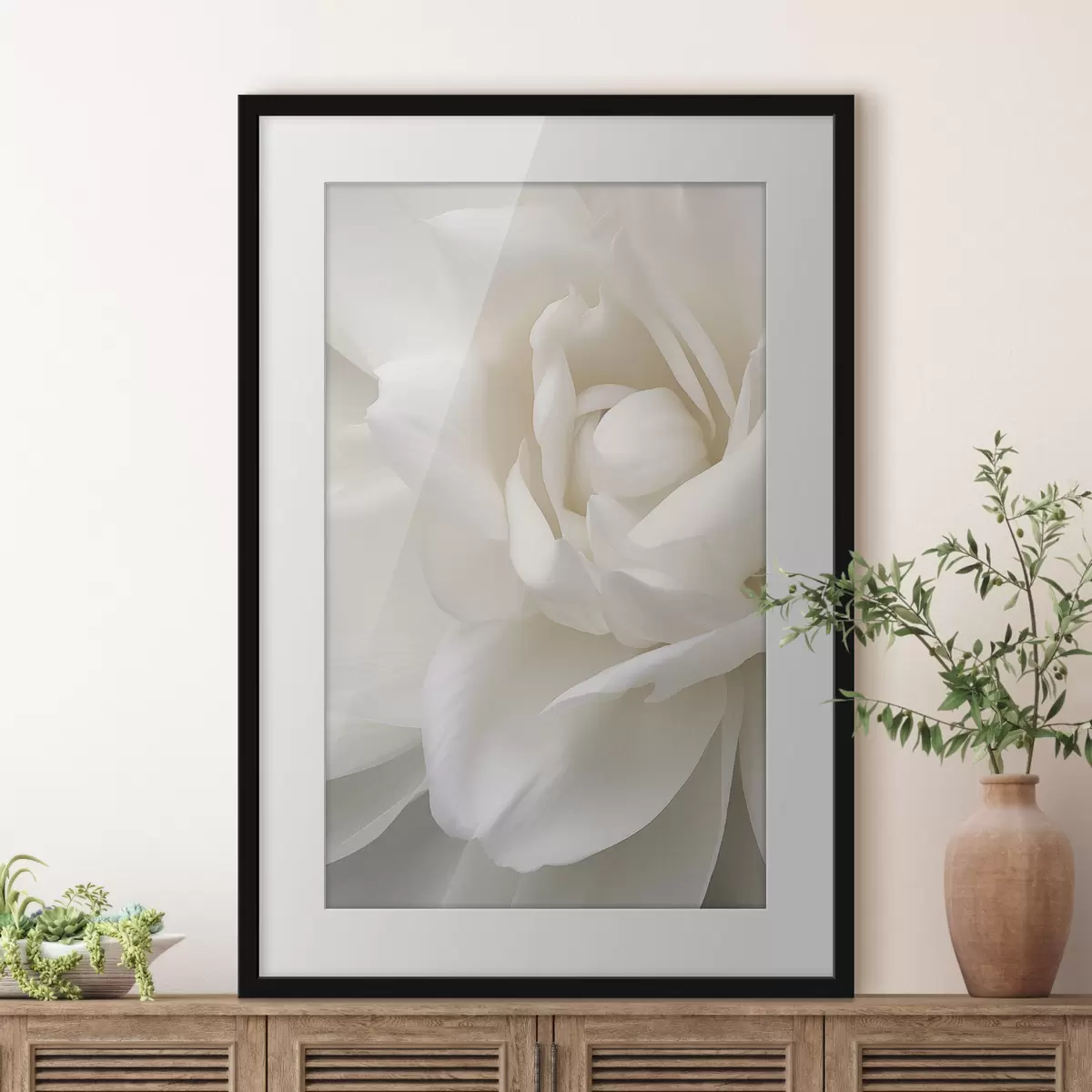 Poster Abstracte witte bloem met delicate, gelaagde bloemblaadjes, minimalistische kunst f47025