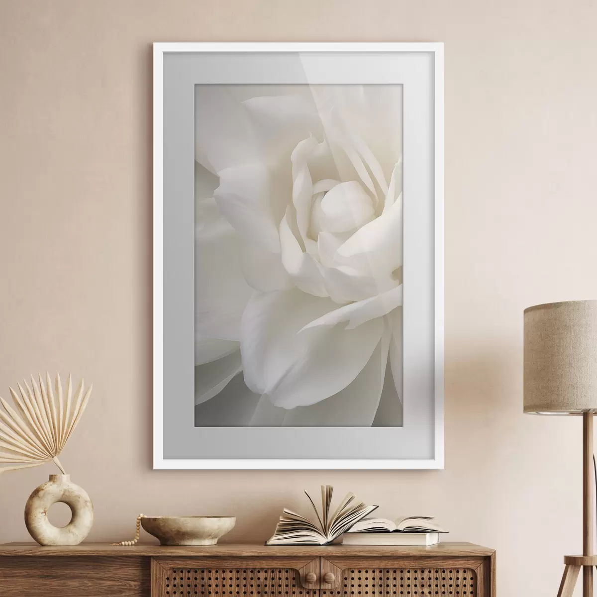 Poster Abstracte witte bloem met delicate, gelaagde bloemblaadjes, minimalistische kunst f47025