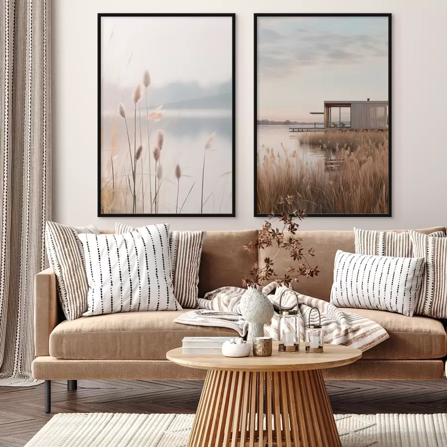 Fotobehang Zachte rietkragen aan een rustig meer en een moderne hut aan de oever d00970