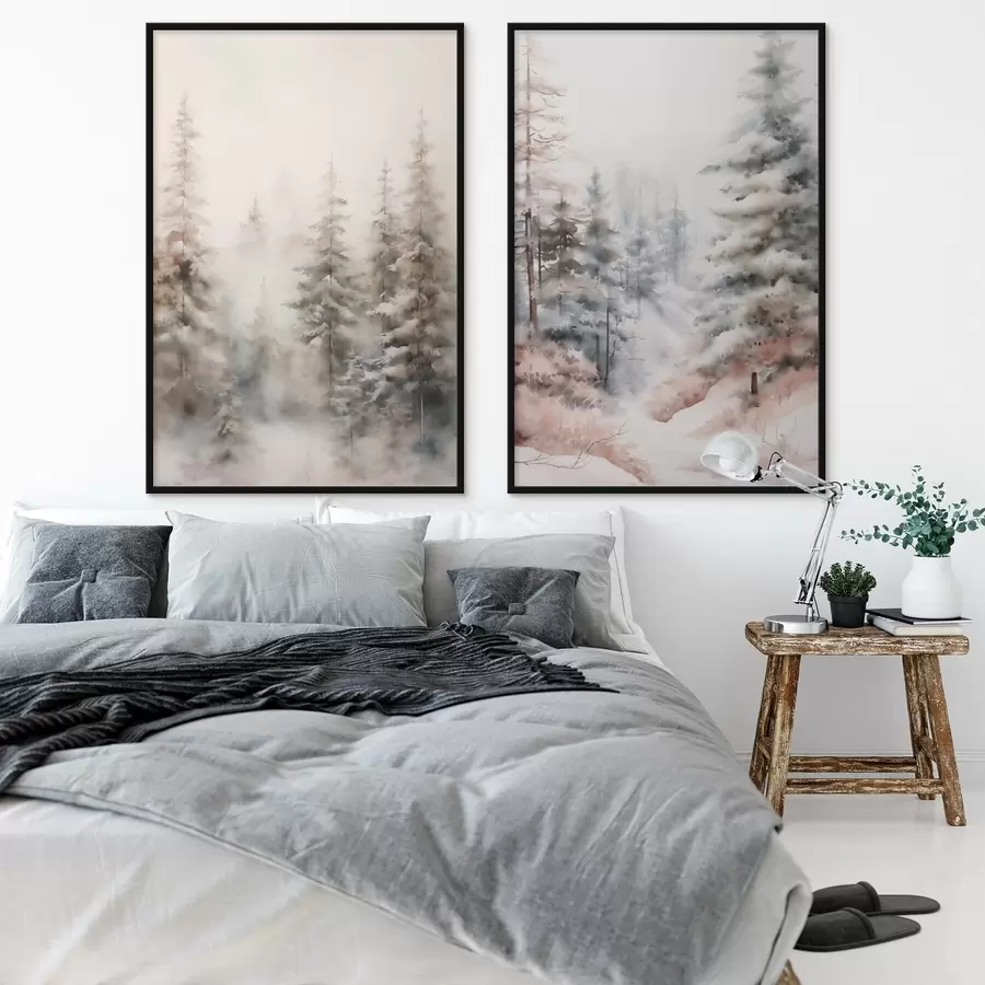 Fotobehang Hoge dennenbomen bedekt met sneeuw, staande in een mistig bos, een zacht, gedempt winters tafereel d01011