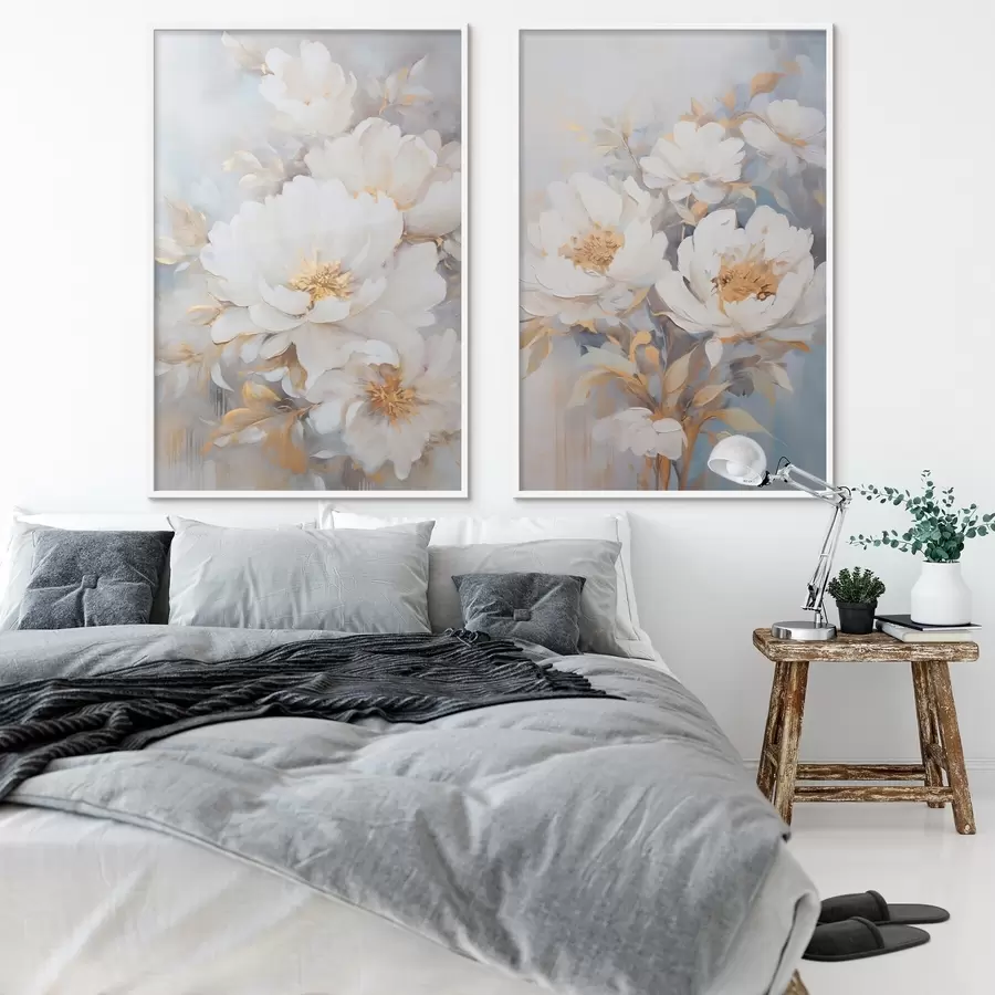 Fotobehang Witte pioenrozen met gele hartjes en bladeren, zachte penseelstreken, lichtblauwe achtergrond, bloemstuk d00878