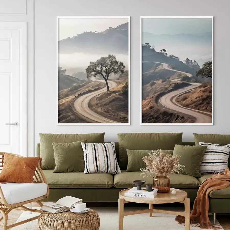 Fotobehang Een kronkelende weg door een heuvelachtig landschap met droog gras onder een heldere hemel en bergen in de verte d00887