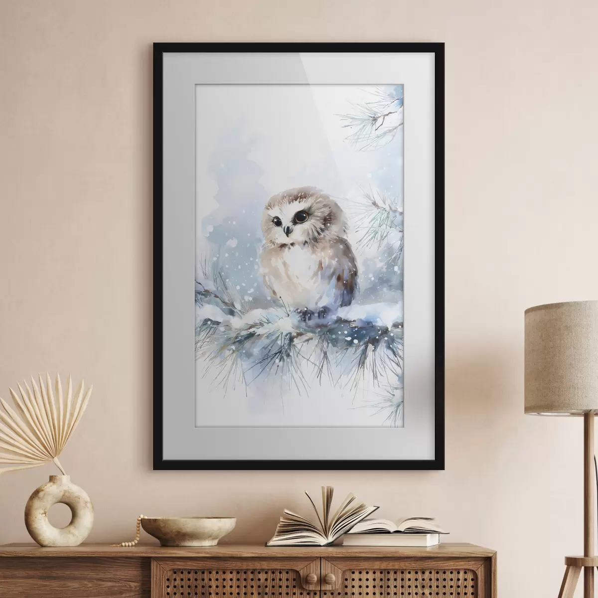 Poster schattige uil op een met sneeuw bedekte dennenboomtak in aquarelstijl f47115
