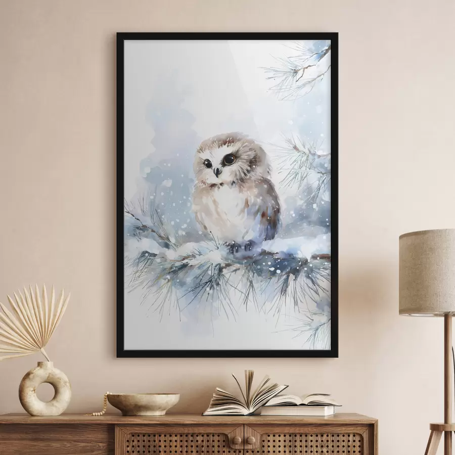 Fotobehang schattige uil op een met sneeuw bedekte dennenboomtak in aquarelstijl f47115