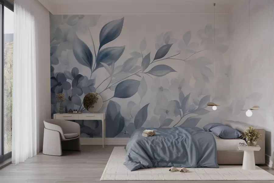 Fotobehang Getextureerde blauw-witte tak met bloemen en bladeren die vervagen in een lichte achtergrond in aquarelstijl. w09543