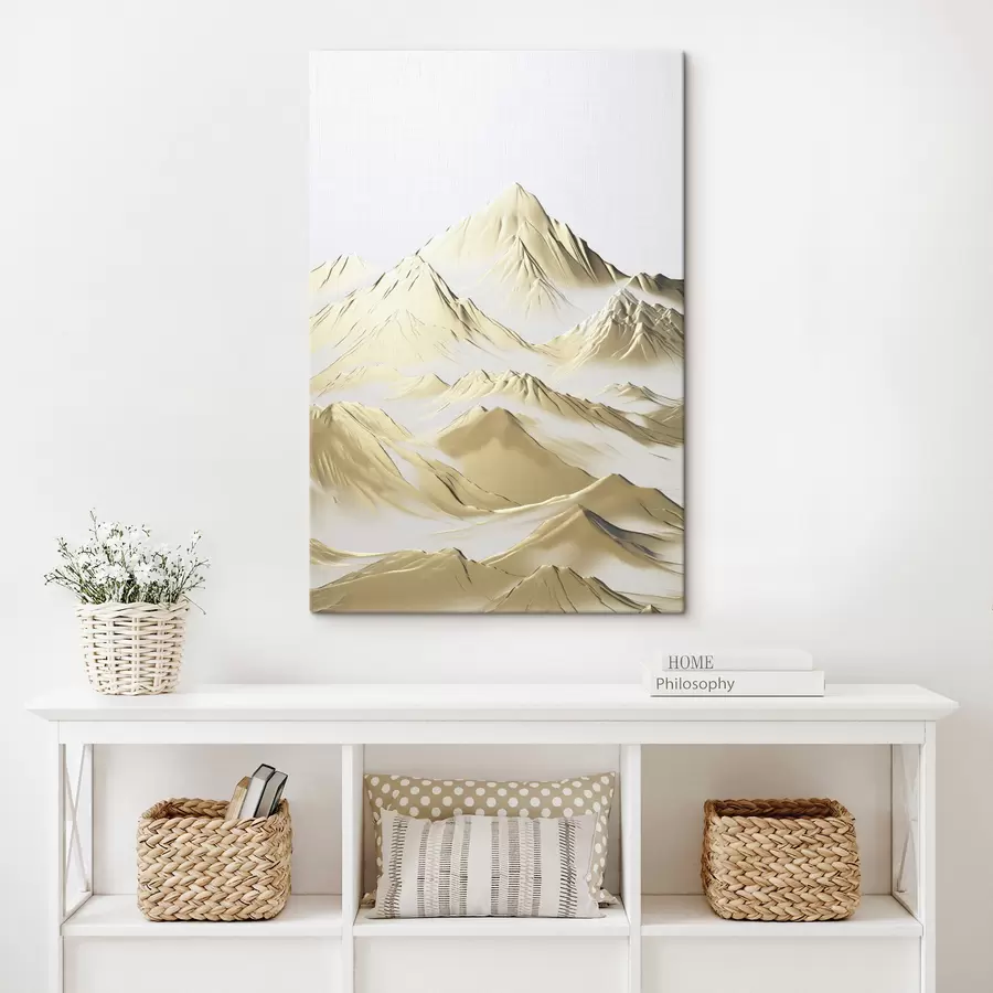  Schilderijen Een landschap van gele, met sneeuw bedekte bergen met scherpe toppen en diepe valleien onder een heldere hemel. s47421