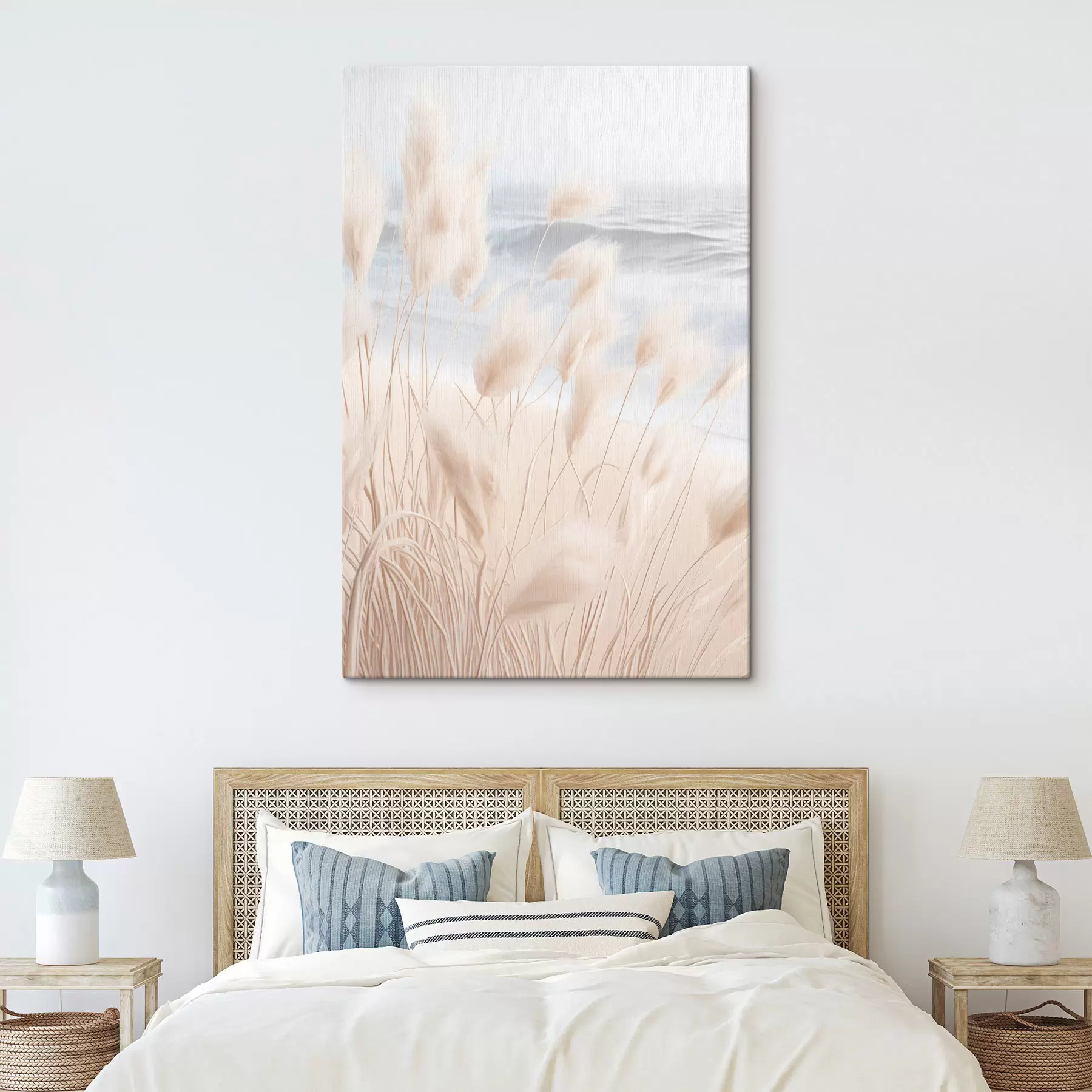  Schilderijen Hoog, vederachtig pampagras in zachte beige tinten op de voorgrond, met een zandstrand op de achtergrond s47432