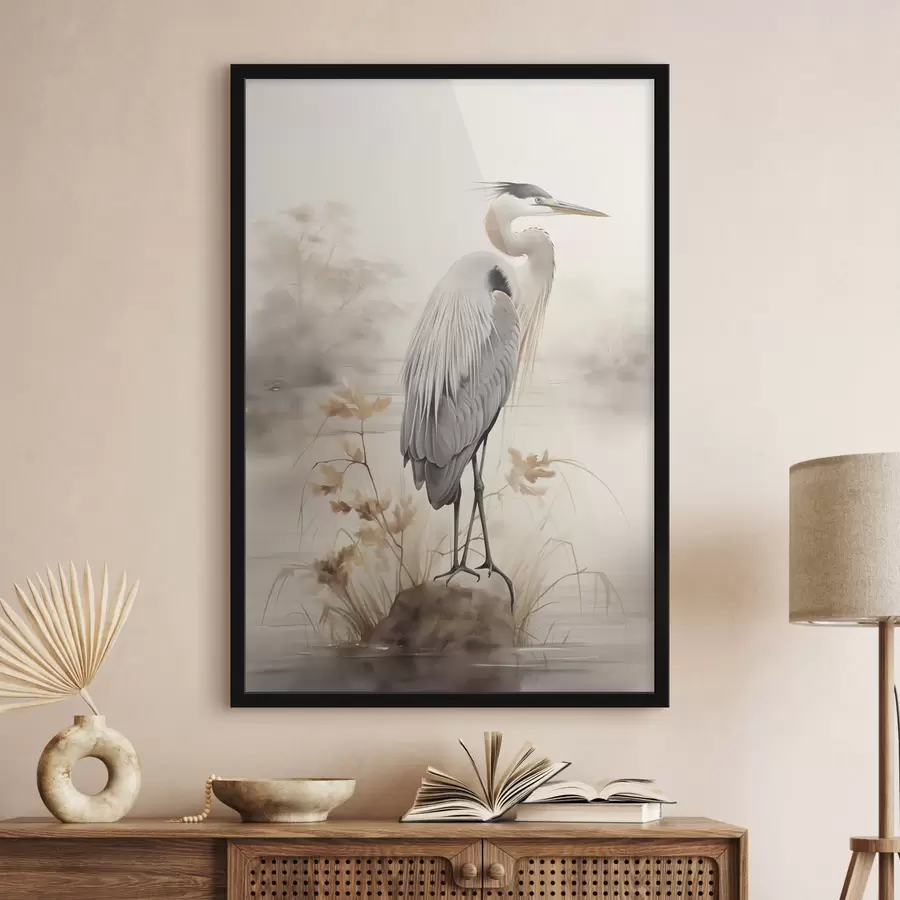 Fotobehang Een reiger staat op een rots in een meer met hoog gras en bomen op de achtergrond. f47426