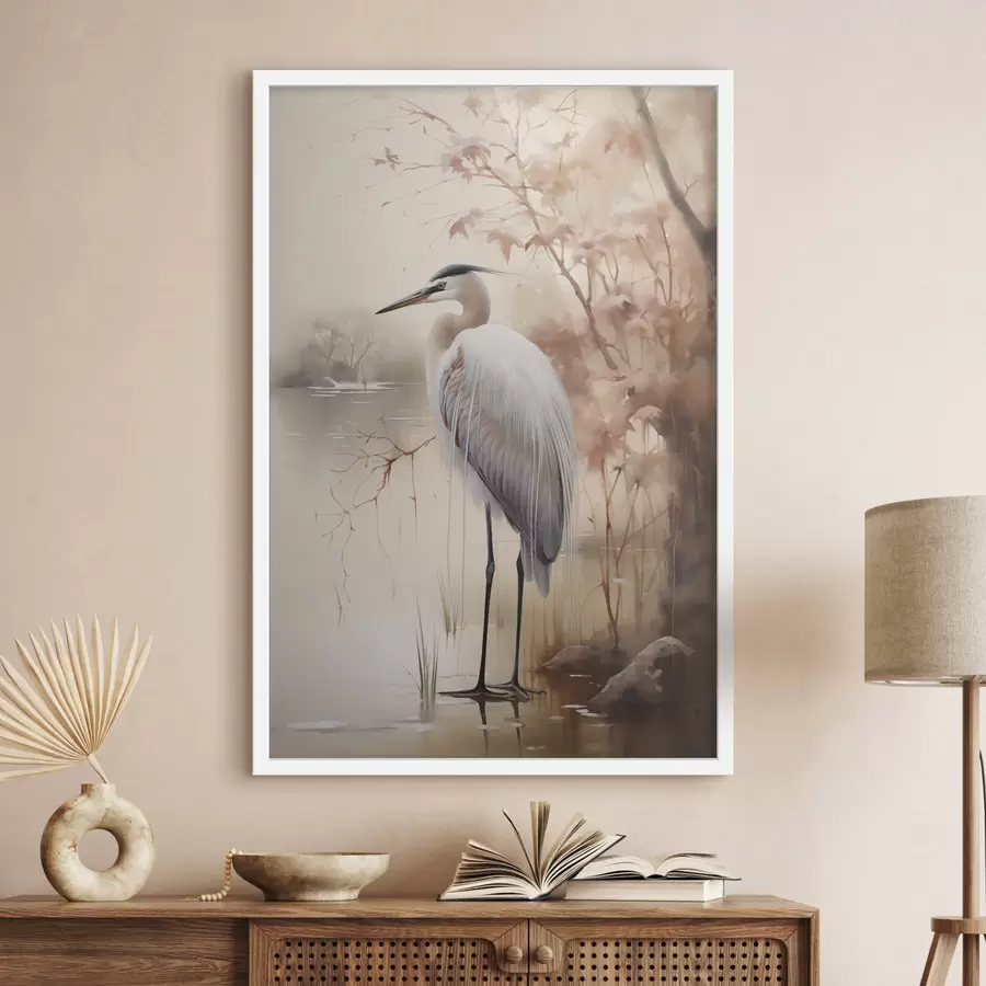 Fotobehang Een reiger staat op een rots in een meer met hoog gras en bomen op de achtergrond. f47427