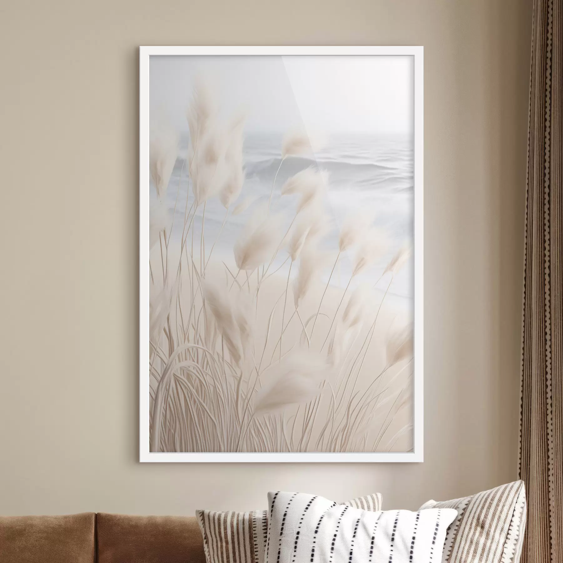 Fotobehang Hoog, vederachtig pampagras in zachte beige tinten op de voorgrond, met een zandstrand op de achtergrond f47432