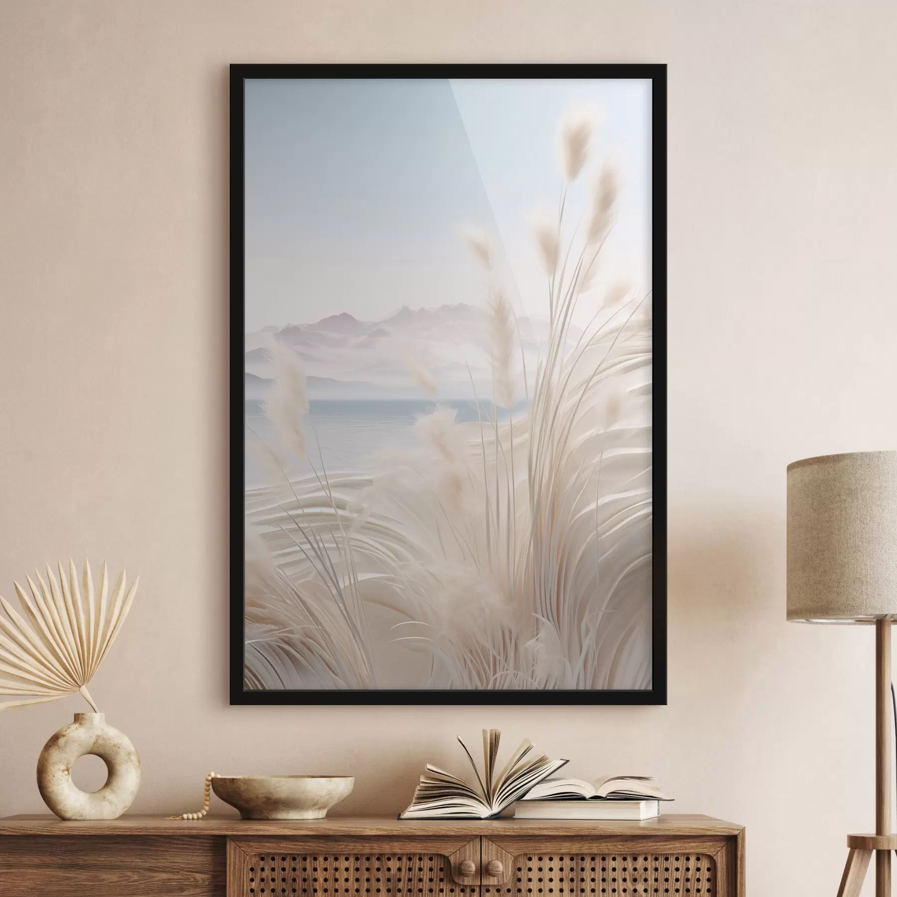 Fotobehang Hoog, vederachtig pampagras in zachte beige tinten, met een zandstrand en bergen op de achtergrond f47433