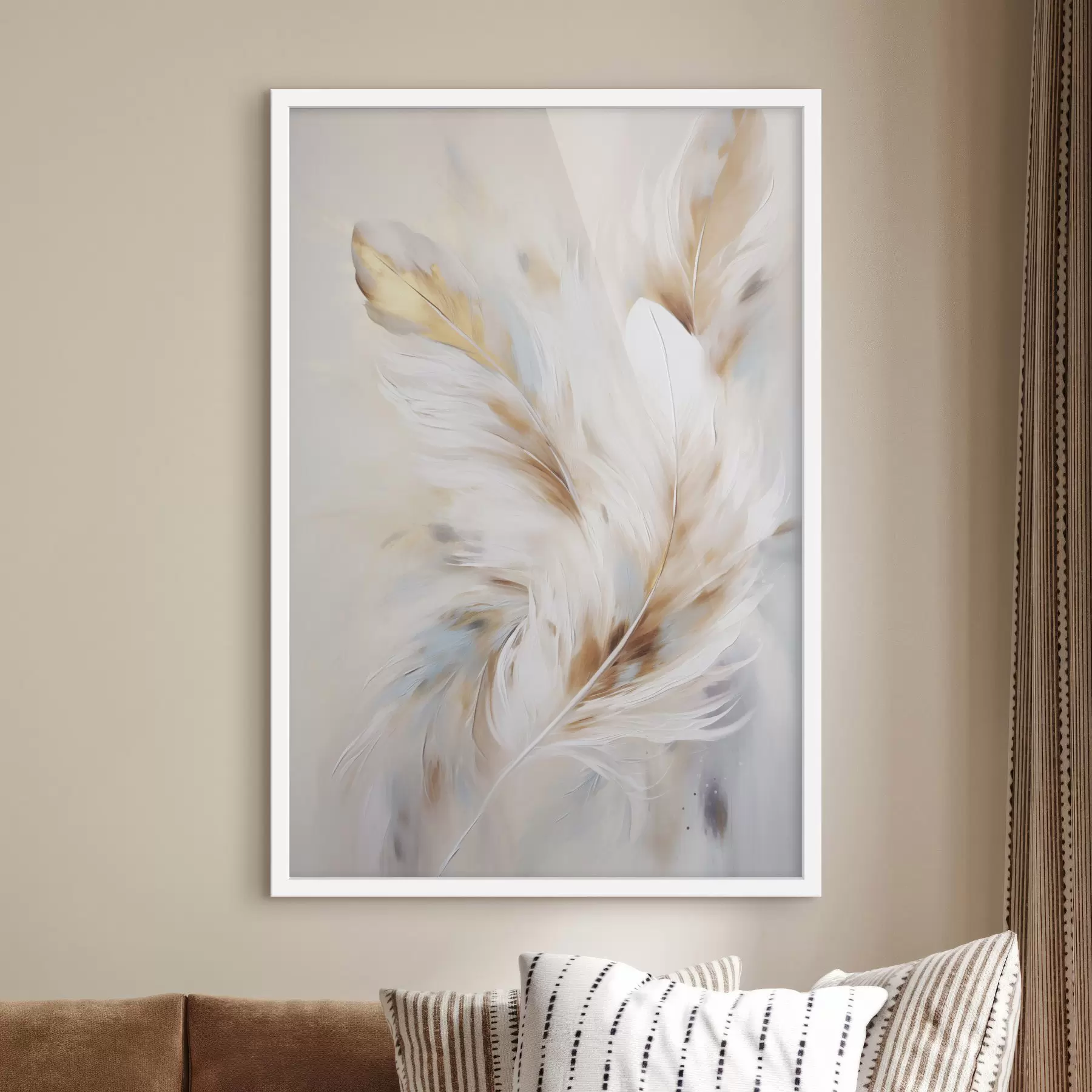 Fotobehang Grote, zachte veren met een mix van witte, gele en bruine tinten, tegen een lichte, abstracte achtergrond. f47442